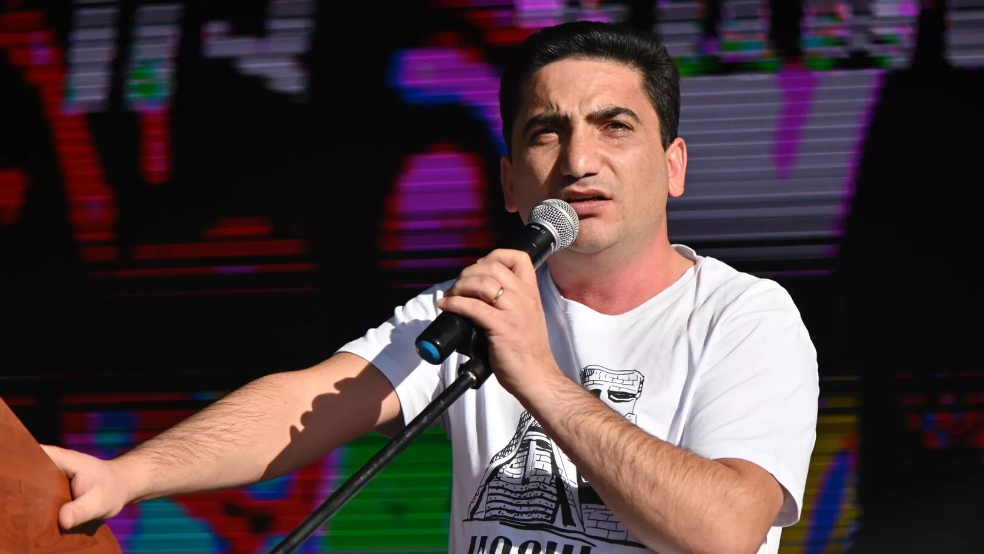 Խուզարկություն է իրականացվում լրագրող Նաիրի Հոխիկյանի տանը