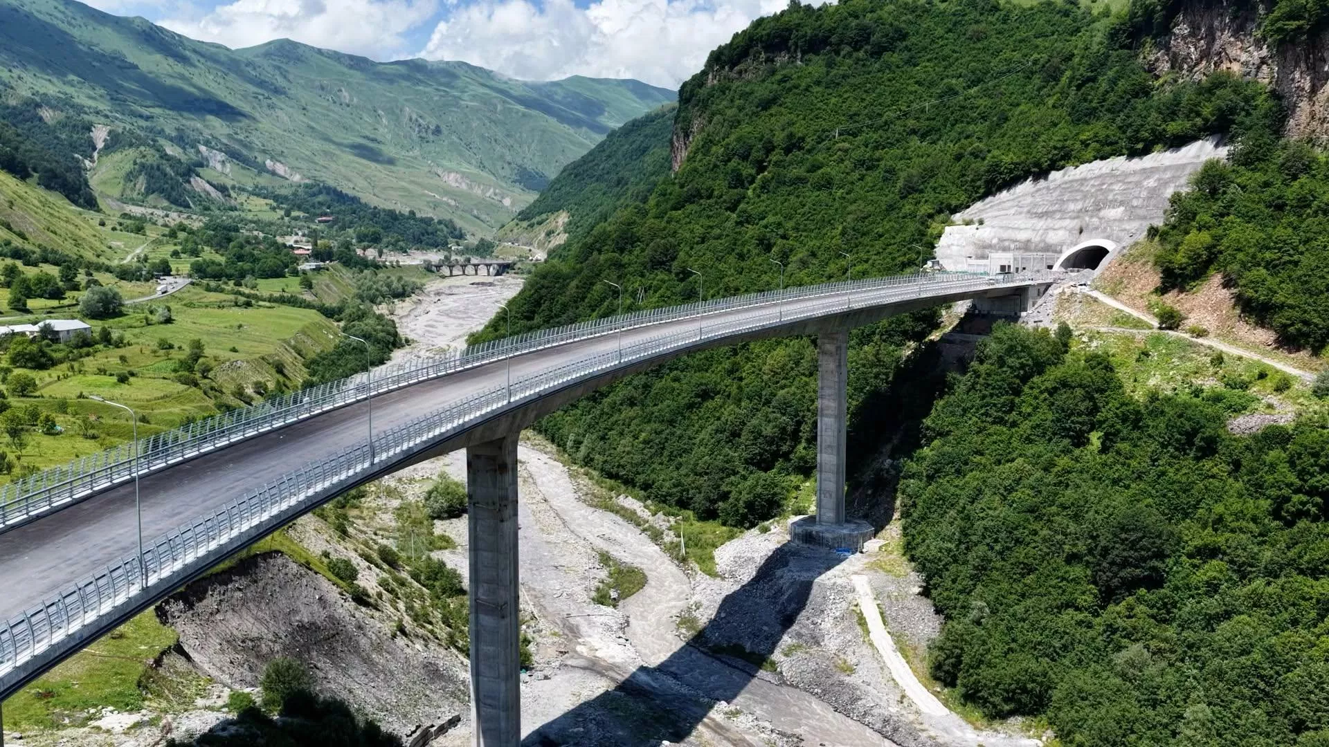 Վրաստանում ավարտվել է դեպի Լարս տանող նոր թունելի 5 կամուրջներից մեկի շինարարությունը