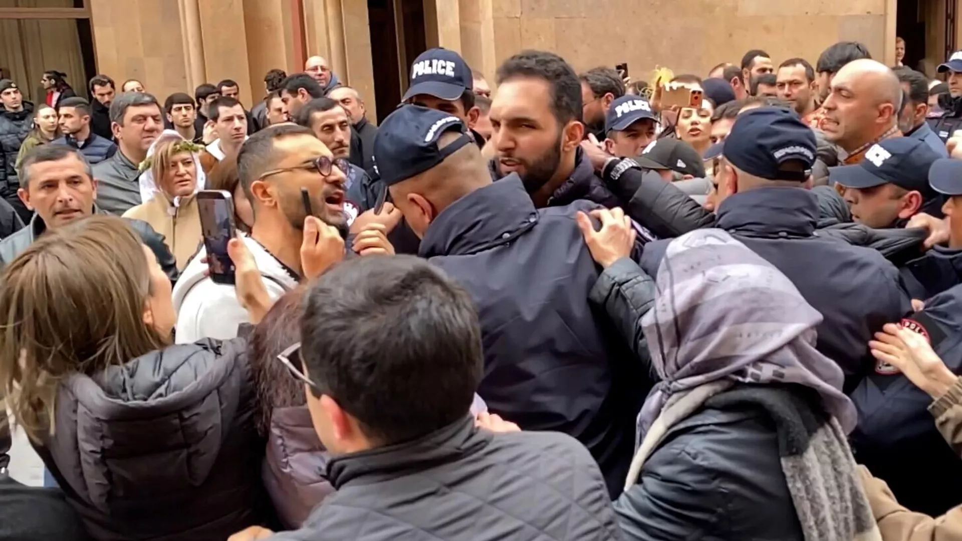 Սուրբ Աննա եկեղեցու միջադեպի մասնակից եղբայրներից մեկը 2 ամսով կալանավորվեց