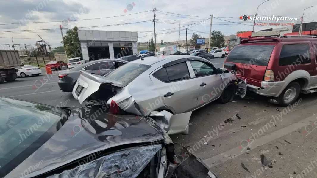 Դավիթ Բեկ փողոցում բախվել են Tesla-ն, Mitsubishi-ն, Nissan-ը, Toyota Camry-ն, Opel-ն ու մարդատար «Գազել»-ը