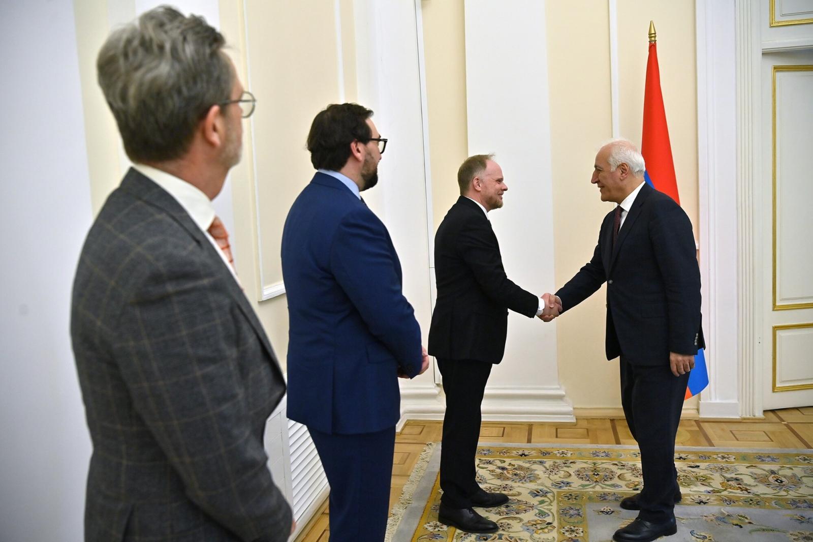 ՆԱՏՕ-ն անդրադարձել է Քևին Համիլթոնի Հայաստան կատարած առաջին այցին և բարձր մակարդակի հանդիպումներին