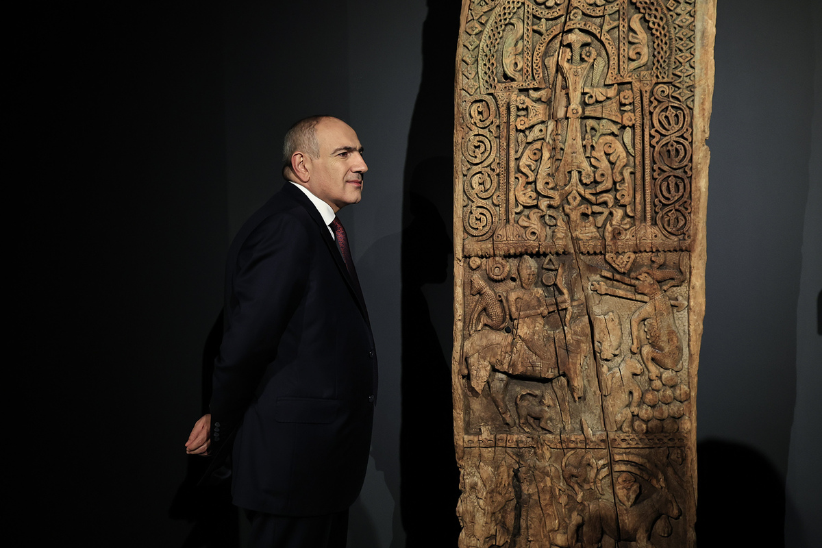 Վարչապետը ներկա է գտնվել միջնադարյան գլուխգործոցի՝ հայկական եկեղեցու փայտյա դռան փեղկի ցուցադրությանը