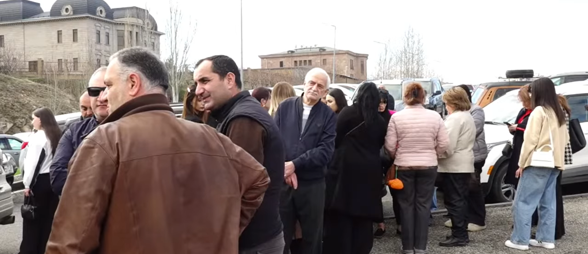 Ծնողները հավաքվել են ՊՆ շենքի մոտ՝ պահանջելով կրճատել արդեն ծառայող զինվորների ծառայության ժամկետը