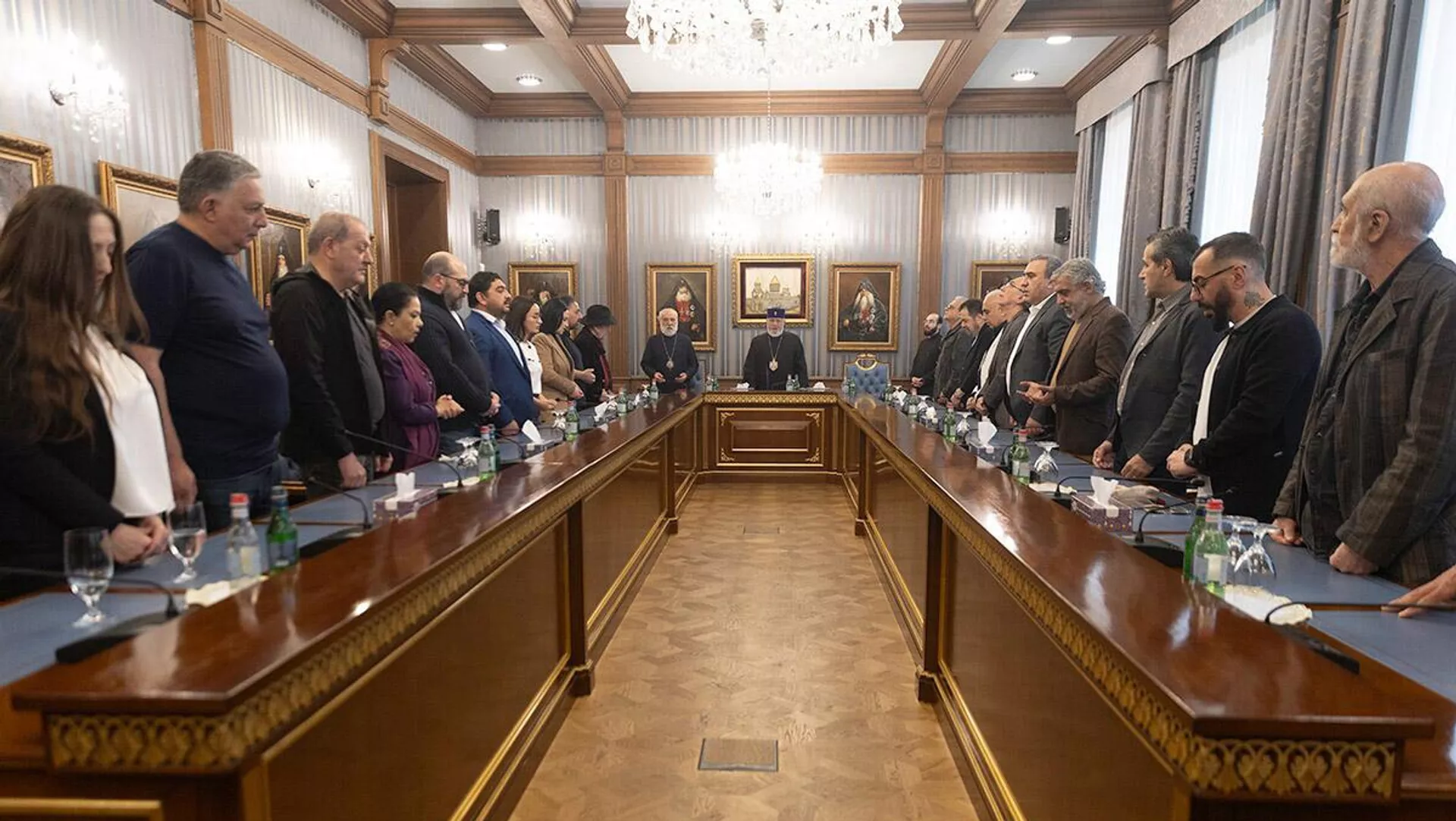 Գարեգին Բ–ն և մշակույթի գործիչները քննարկել են ՀՀ–ում առկա հասարակական–քաղաքական իրավիճակը