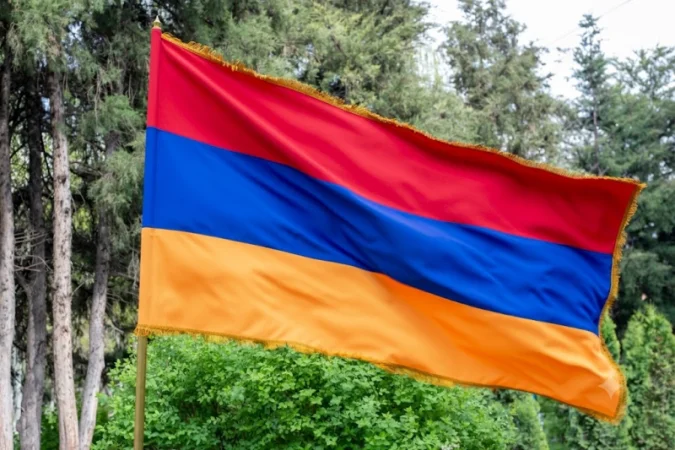 Բոլոր բնակավայրերի մուտքերի մոտ պետական դրոշի առկայությունը կդառնա պարտադիր. նախագիծ