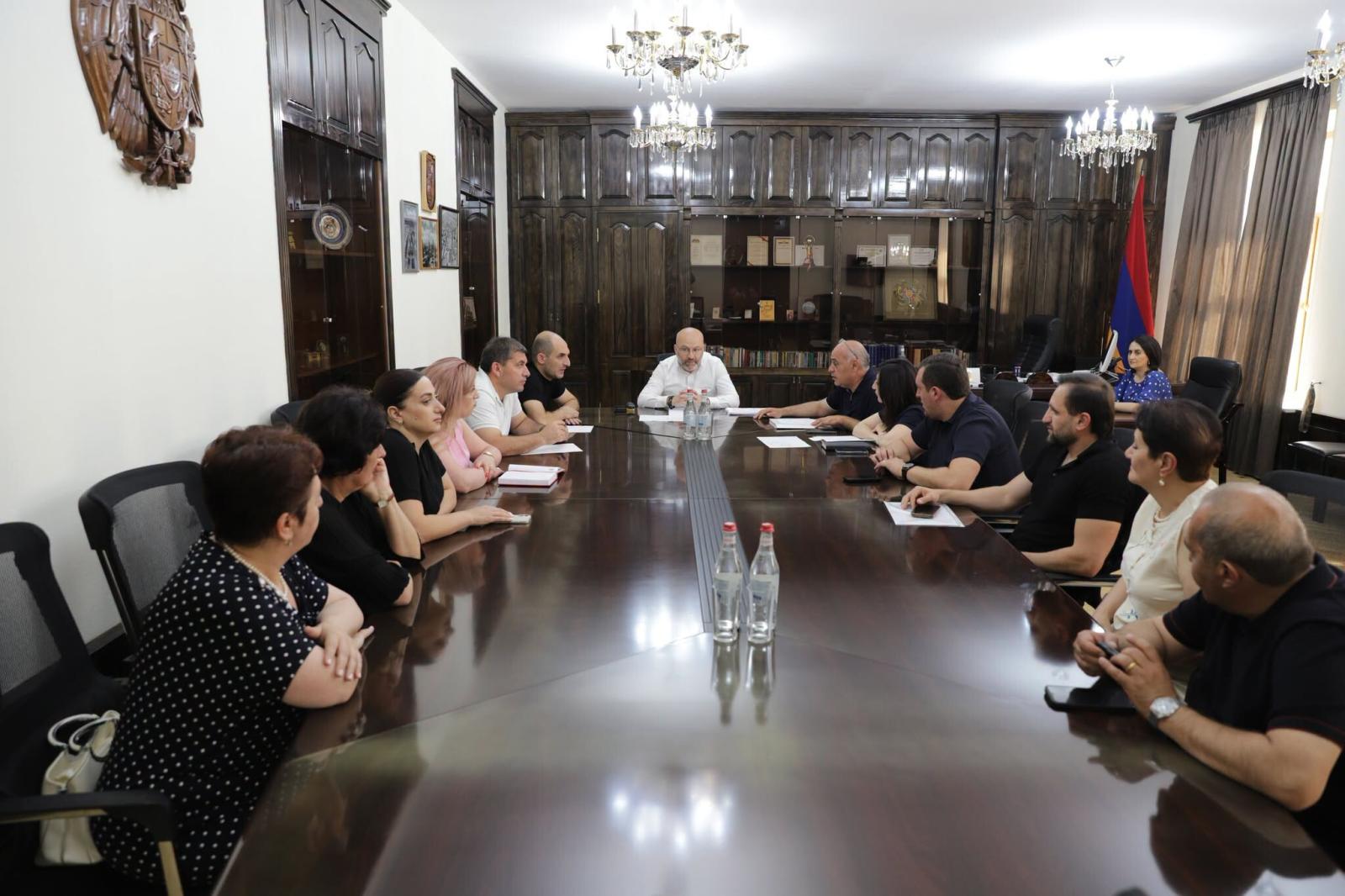 Գյումրիում 7 մլրդ դրամով 48 փողոց ու հրապարակ կհիմնանորոգվի. ավագանու նիստը կայացել է առանց ՔՊ-ի