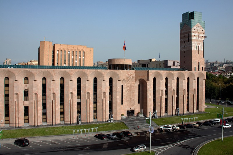Ծառն ընկել է ավտոմեքենայի վրա, բայց Երևանի քաղաքապետարանը մերժել է պատճառված վնասի փոխհատուցման պահանջը 