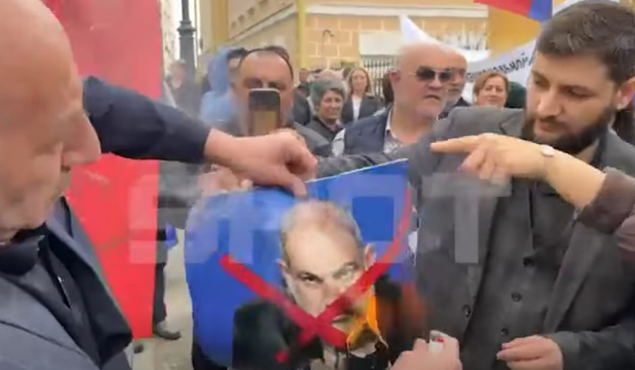 Մոսկվայում այրել են Նիկոլ Փաշինյանի դիմանկարը